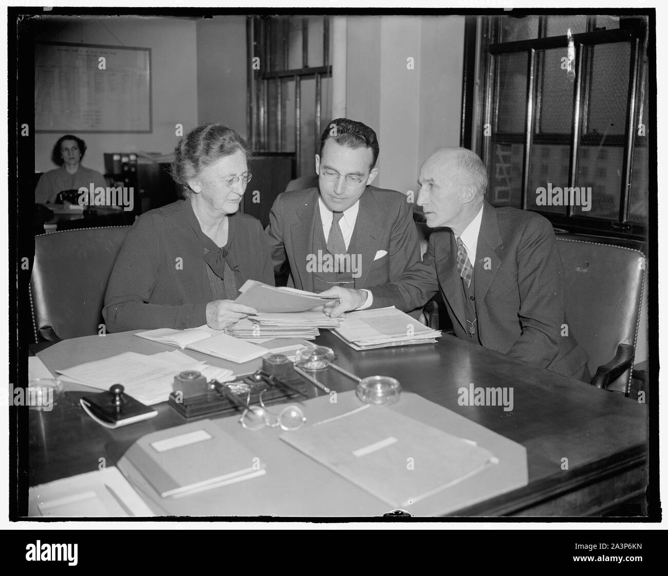 Conseil de sécurité sociale. Washington, D.C., le 12 novembre. La première photo du Conseil de la sécurité sociale depuis la nomination de Mlle Marie. M. Dewson et George E. Bigge, de gauche à droite : Mme Mary M. Dewson Arthur J. Altmeyer, Président et George E. Bigge. 11/12/37 Banque D'Images