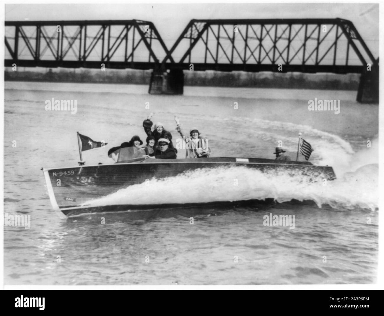 Les filles la société bénéficiant d'une promenade rapide sur le Potomac Banque D'Images