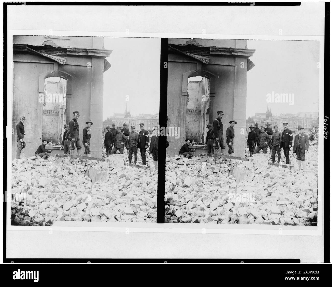 Des soldats et d'autres hommes parmi les ruines du tremblement de terre de San Francisco et le feu Banque D'Images