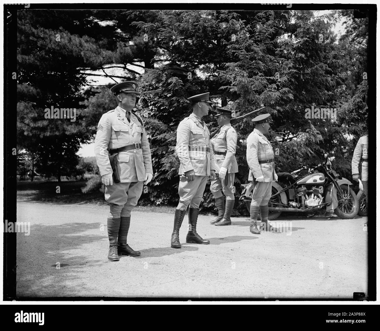 Garde soldats accueil Dupont. Wilmington, Del. Juillet 1. Un cordon de policiers de l'État assisté par des soldats en gardant l'entrée d'Owl's Nest, Dupont estate, en tant qu'invité arrivé pour le Roosevelt-Dupont hier mariage, 7/1/37 Banque D'Images