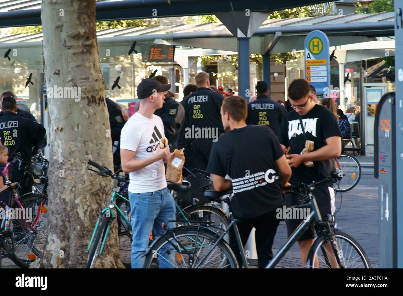 Mainz, Allemagne - 14 septembre 2019 : les policiers effectuent des contrôles à la gare après un match de Bundesliga entre 1. FSV Mainz 05 et Hertha BSC sur sept. Banque D'Images