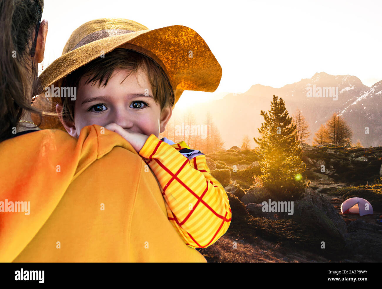 Les familles et enfants en camping dans les bois. Mère, les mères détiennent un fils dans les bras. Petit garçon, enfant, enfant, regarder la caméra, heureux. Famille à Barcelone en 2019. Banque D'Images