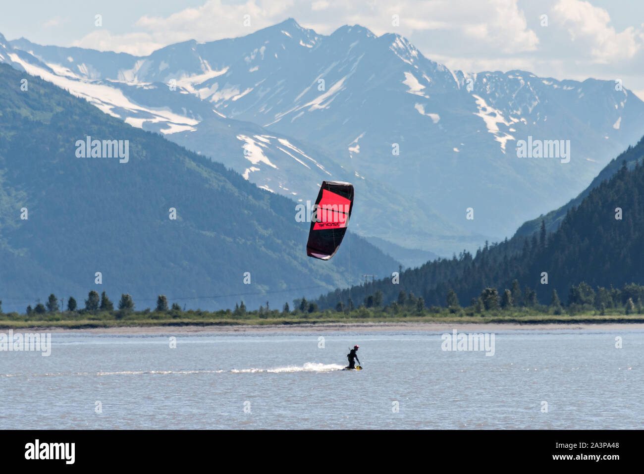 Un kite surfer rides passé sur une montagne Le 20 Mile River près de Portage, en Alaska. Banque D'Images