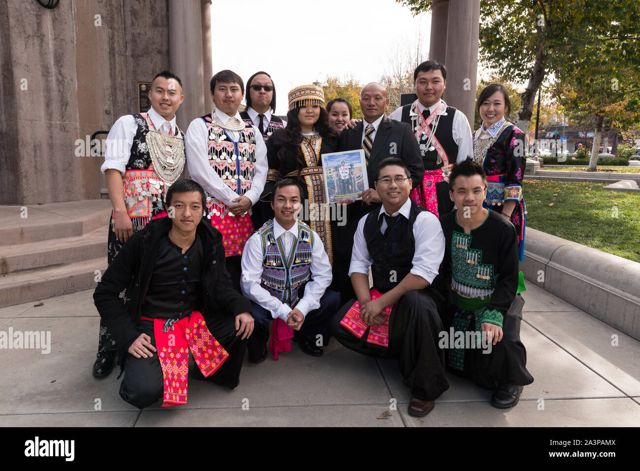 Certains des centaines de participants à la 10e célébration du Nouvel An Hmong dans le centre-ville de Chico, Californie, pose Banque D'Images