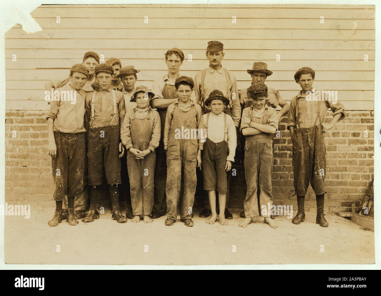 Certains des jeunes travailleurs dans les usines de coton, Laurel Laurel, l'homme le plus grand au Mississippi est M. Hollingsworth. Deux de ses garçons en première ligne. Sylvester, 10 ans, aide seulement dans le moulin, après-midi et le samedi. Mais si j'ai eu douze ans, il a dit, j'aimerais aller travailler demain. L'autre garçon, Floyd, a dit qu'il avait treize ans, mais il n'a pas l'air d'être. Il a dit, je balaie. Obtenez trente cents par jour. Sweepin' vous permet de rester à droite il continu. Pas beaucoup de temps pour se reposer. Vous devez être 12 à travailler. Banque D'Images