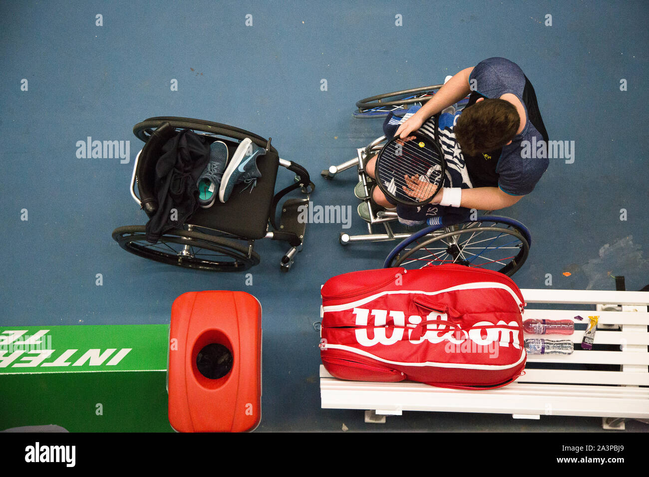 Alfie Hewett détendre après son match à un tournoi international à l'Université de Bath en fauteuil roulant. Dans ce tournoi il est devenu numéro un mondial. Banque D'Images