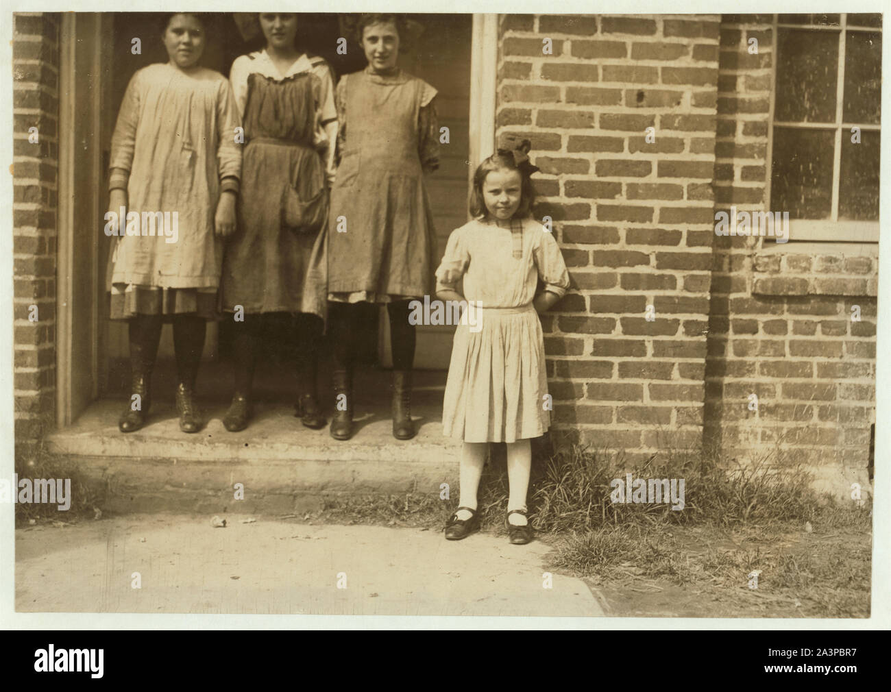 Certains échantillons (pas toutes) des enfants dans l'usine de la maternelle dirigée par le point haut et bas Piémont Mills, High Point, N.C. Tous les enfants dans ces photos travaillé j'ai vu au travail et je les ai vus aller pour travailler à 6 h 30 et noons et à 18 heures un matin j'ai compté 22 de ces petits (12 ans et moins) va travailler pour environ 6 h 15 certains d'entre eux m'a leur âge : 1 garçon 8 ans. Lorsqu'il a été travaillé (7). 1 fille dit 10 ans. (7) apparemment. 3 autres filles ont dit 10 ans. 2 garçons ont dit que 10 ans. (1 obtenu 3,00 $ par semaine). 1 Garçon 11 ans. 2 garçons ont dit que 12 ans. (1 a dit qu'il gagne $1. Banque D'Images