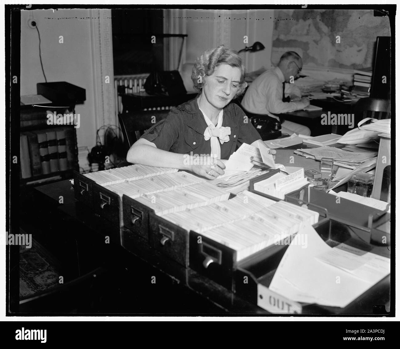 Apaise les parents anxieux de citoyens américains en Chine. Washington, D.C., le 20 août. Citoyens inquiets appelant le Département d'état ces jours pour vous renseigner sur la sécurité des familles et amis de la Chine dans la zone de danger sont connectés avec Mme Madge bénédiction, chargée du bien-être et l'endroit où se trouvent fichier, Division de l'Administration du service extérieur du Ministère. Lorsqu'une demande arrive pour plus d'informations sur un américain dans la zone de danger, Mme bénédiction établit une carte avec le nom de la personne dont l'enquête a été prise et que de la personne qui appelle. Une enquête va à la câble Banque D'Images