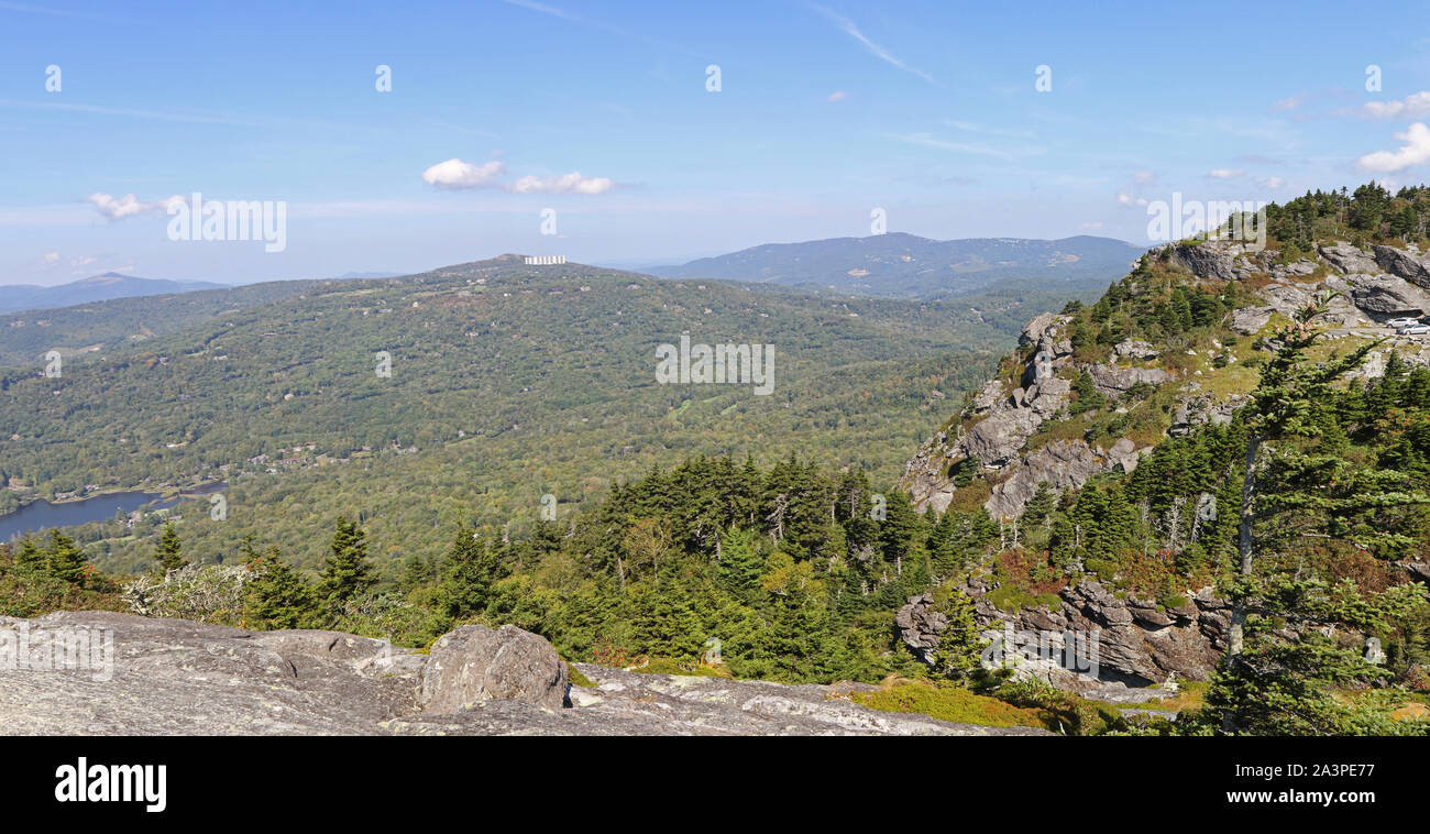 Paysage panoramique de la vue depuis la Grandfather Mountain NC qui comprend la station de ski sur le dessus de la montagne de sucre. Banque D'Images