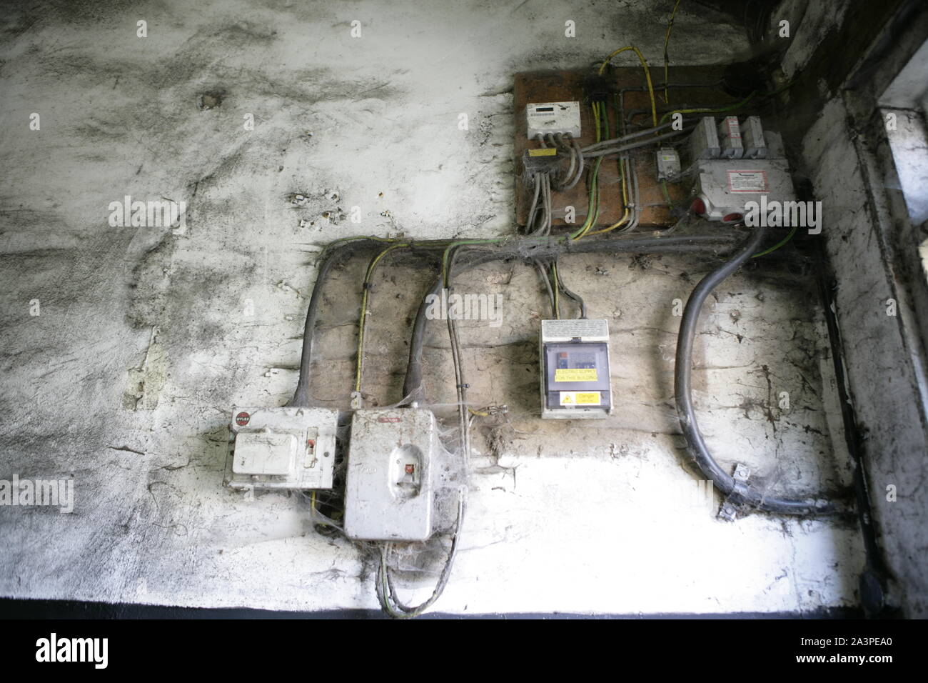 Vieux 240v avec fusible d'alimentation d'électricité domestique et des boîtes à bornes Banque D'Images
