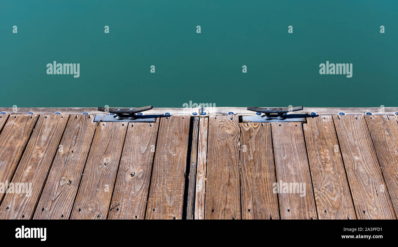 Bateau de fer arrimages sur un vieux pont de bois / le lac Michigan Chicago Banque D'Images