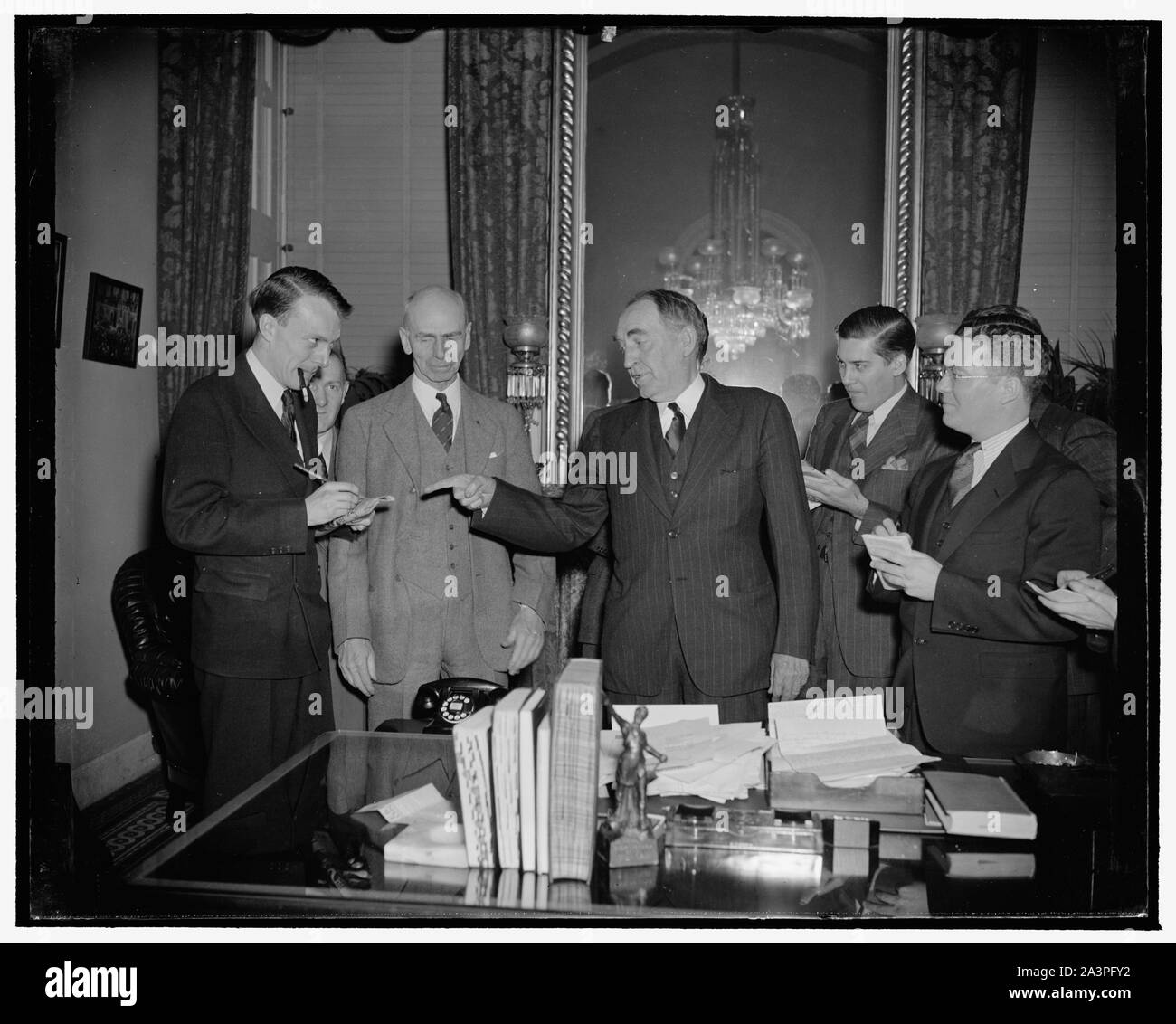 Le président de l'Assemblée tient sa première conférence de presse. Washington, D.C., le 22 décembre. Le président de la Chambre, William B. Bankhead a tenu aujourd'hui sa première conférence de presse depuis son retour à la capitale pour l'ouverture du Congrès le 3 janvier 12/22/38 Banque D'Images