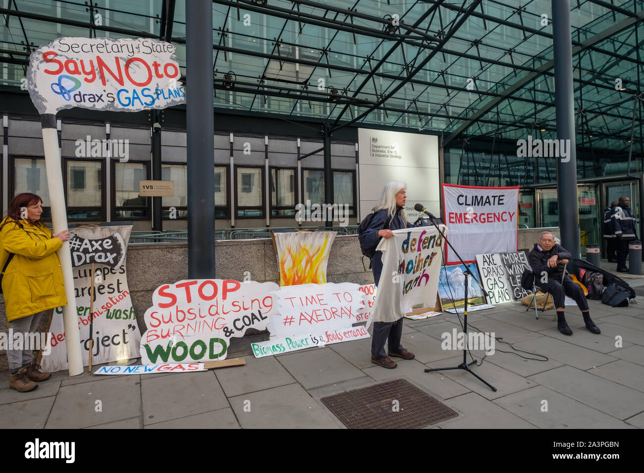 Londres, Royaume-Uni. 9 octobre 2019. Helena Paul d'EcoNexus parle. Les manifestants à le ministère de l'économie, de l'énergie et de stratégie industrielle (IBE) pour mettre fin aux subventions aux combustibles fossiles et de la biomasse qui produisent la destruction climatique dioxyde de carbone. Ils demandent la fermeture de Drax power station qui brûle le bois de chauffage et de charbon, tout en prenant 2 millions de livres par jour dans « renouvelable' subventions versées à partir de nos factures d'électricité et a ses plans d'expansion pour devenir le plus important du Royaume-Uni centrales au gaz. Crédit : Peter Marshall/Alamy Live News Banque D'Images