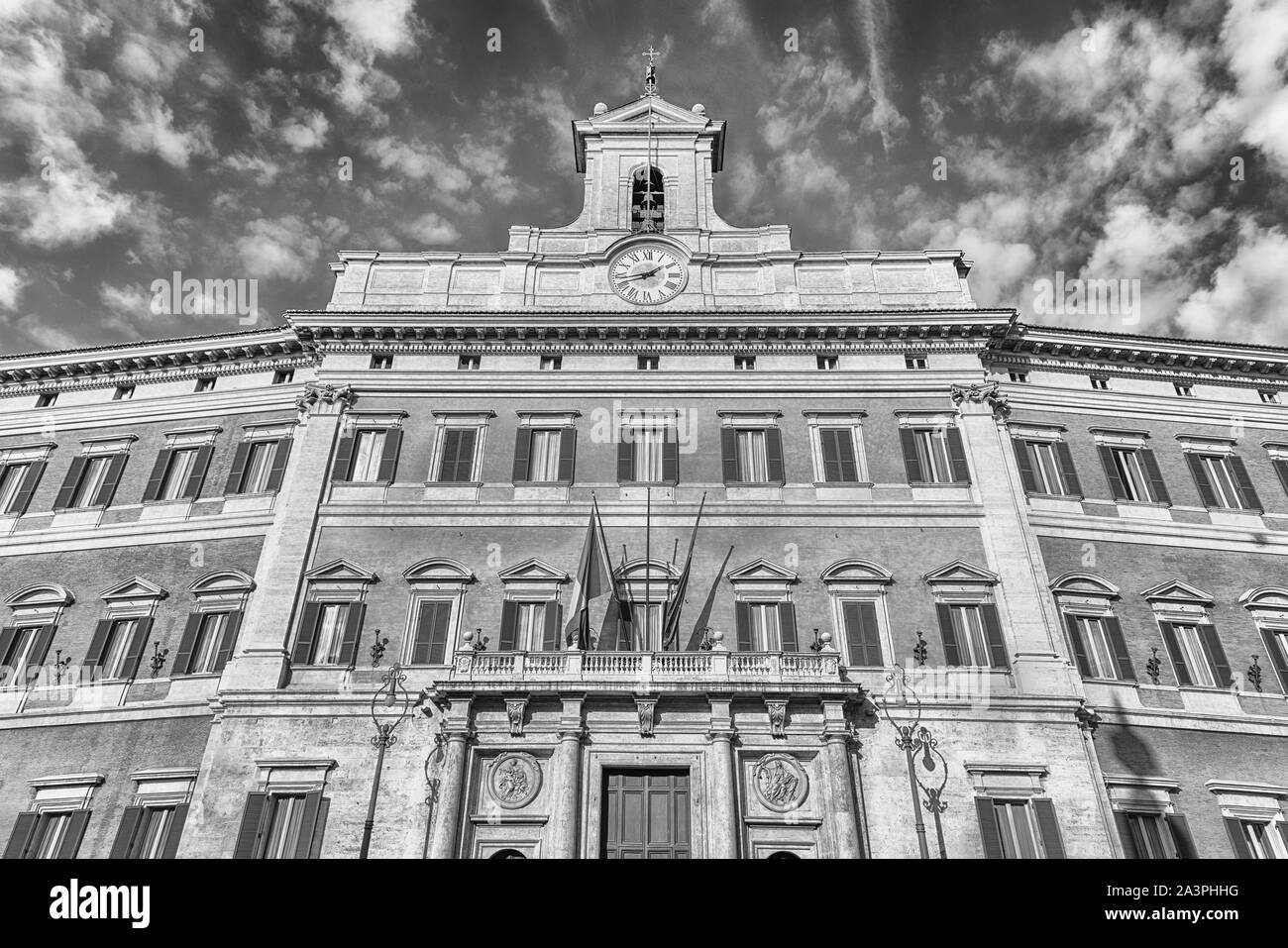 Façade du Palazzo Montecitorio, bâtiment emblématique dans le centre de Rome, Italie, le 18 novembre 2018. C'est le siège de la Chambre des Députés Italienne Banque D'Images