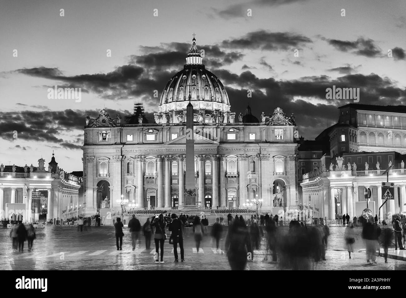 Vue de nuit panoramique avec la façade de la cathédrale Saint-Pierre, l'établissement emblématique de Rome, Italie, et la plus grande église dans le monde Banque D'Images