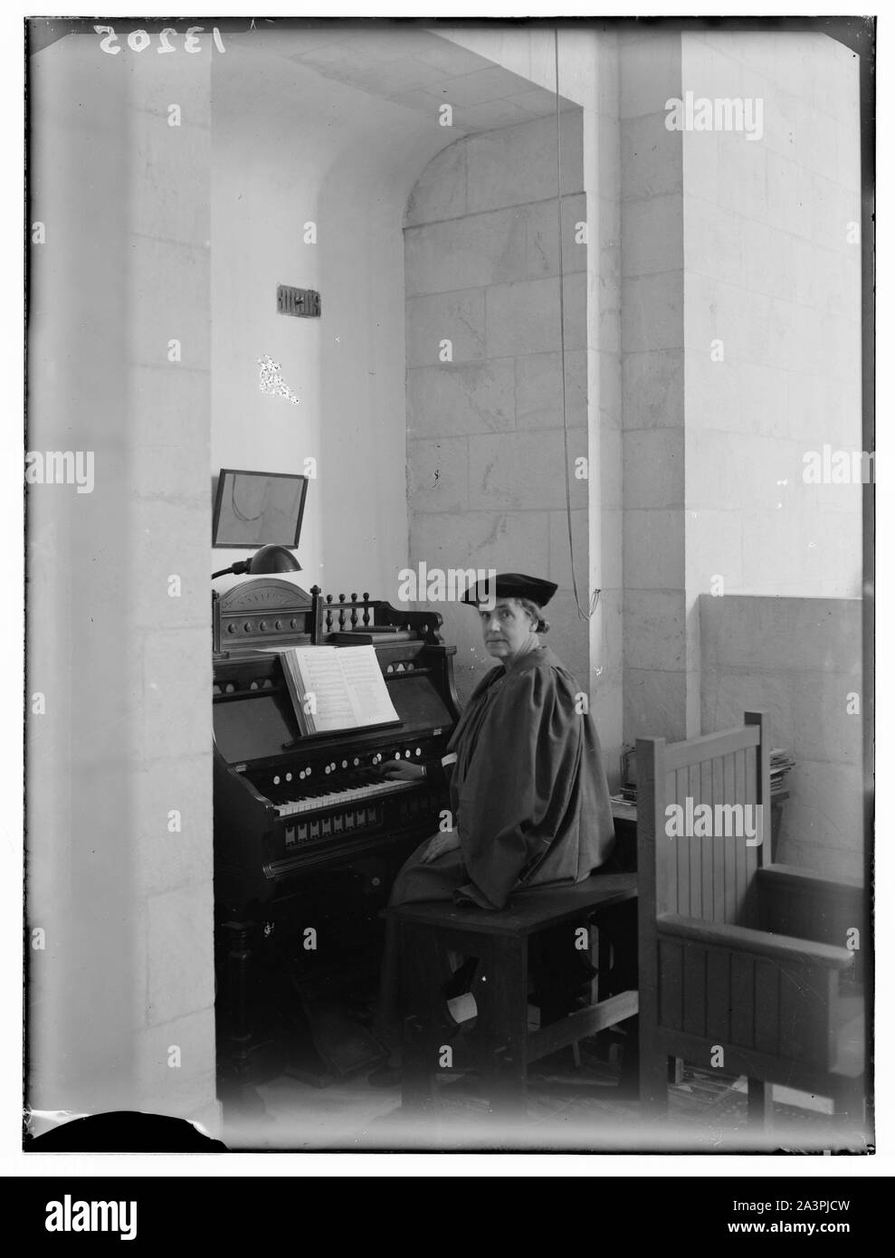 Eglise de Saint-André. Mme McRae[] à l'orgue dans des robes Banque D'Images
