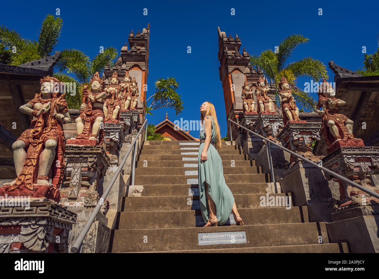 Jeune femme en tourisme temple bouddhiste Brahma Vihara Arama Traduction de Bali les capacités des personnes pratiquant le yoga : saddhā - foi ou confiance, viriya - Banque D'Images