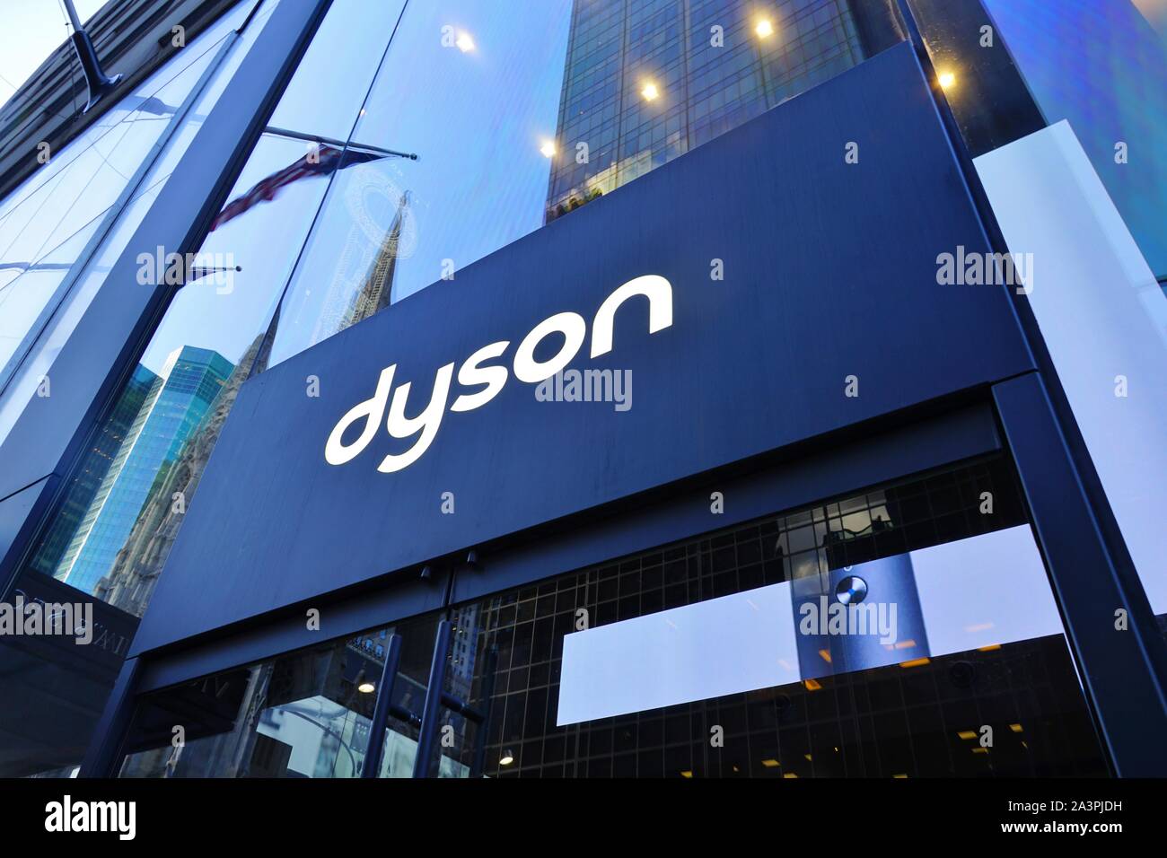 NEW YORK CITY, NY -4 oct 2019- Vue d'un magasin de Dyson sur la Cinquième  Avenue à New York, USA. Dyson est une société britannique de technologie de  l'électroménager Photo Stock -