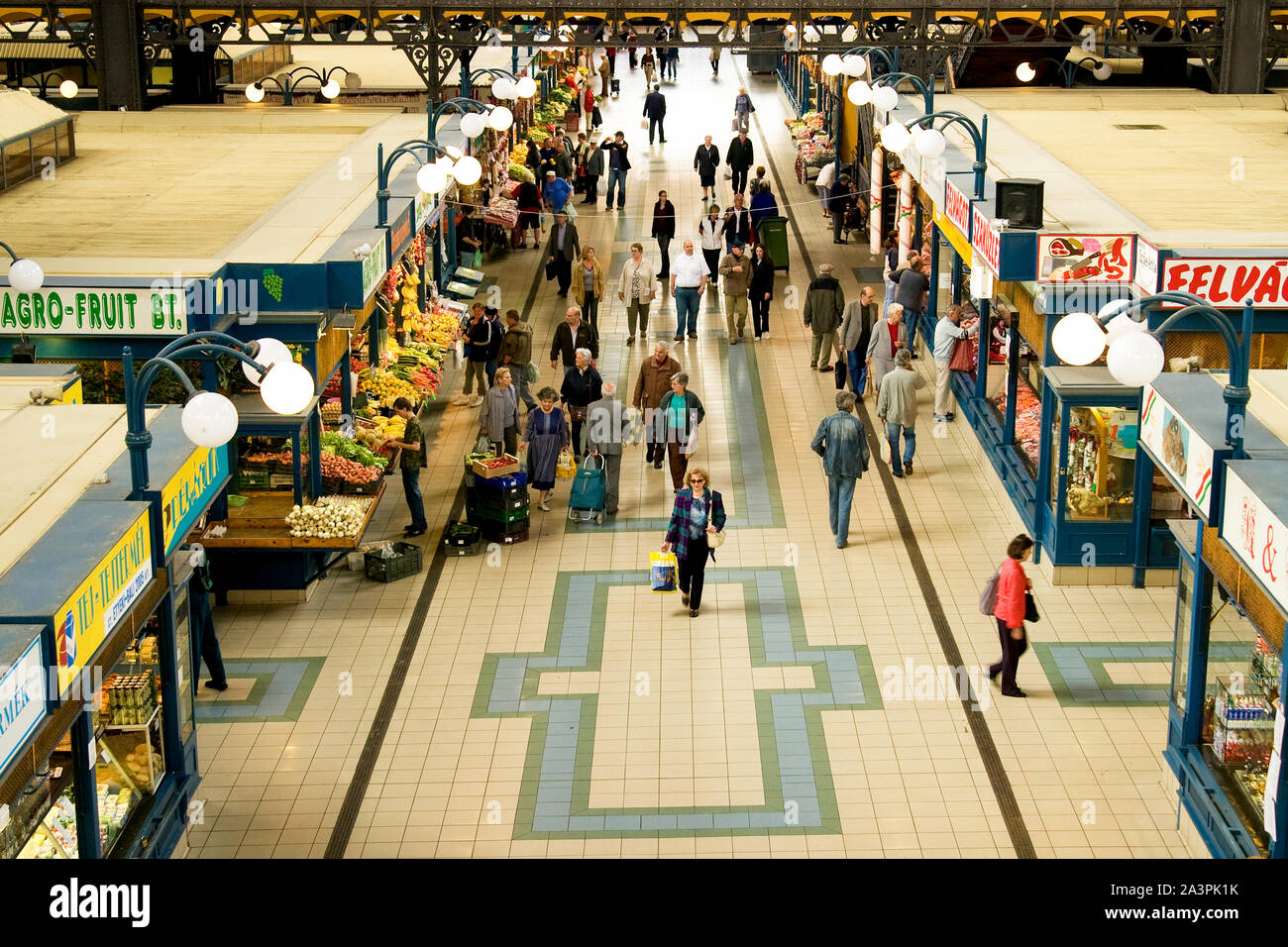 Parmi les acheteurs cale au le Grand Marché (Nagycsarnok) à Budapest. Banque D'Images