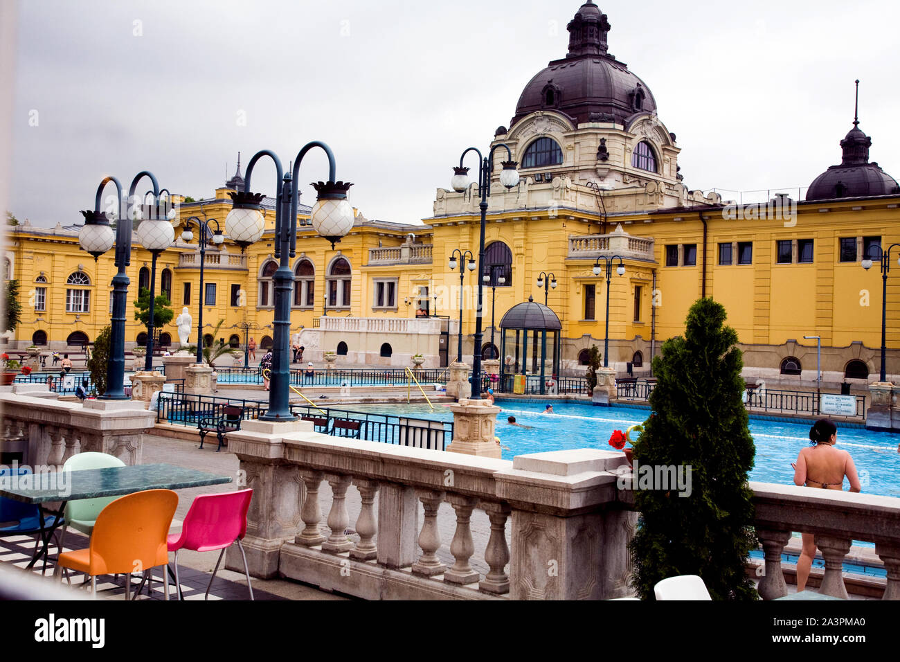 La piscine extérieure à la Thermes Széchenyi (Furdo Szechenyi) à Budapest. Banque D'Images