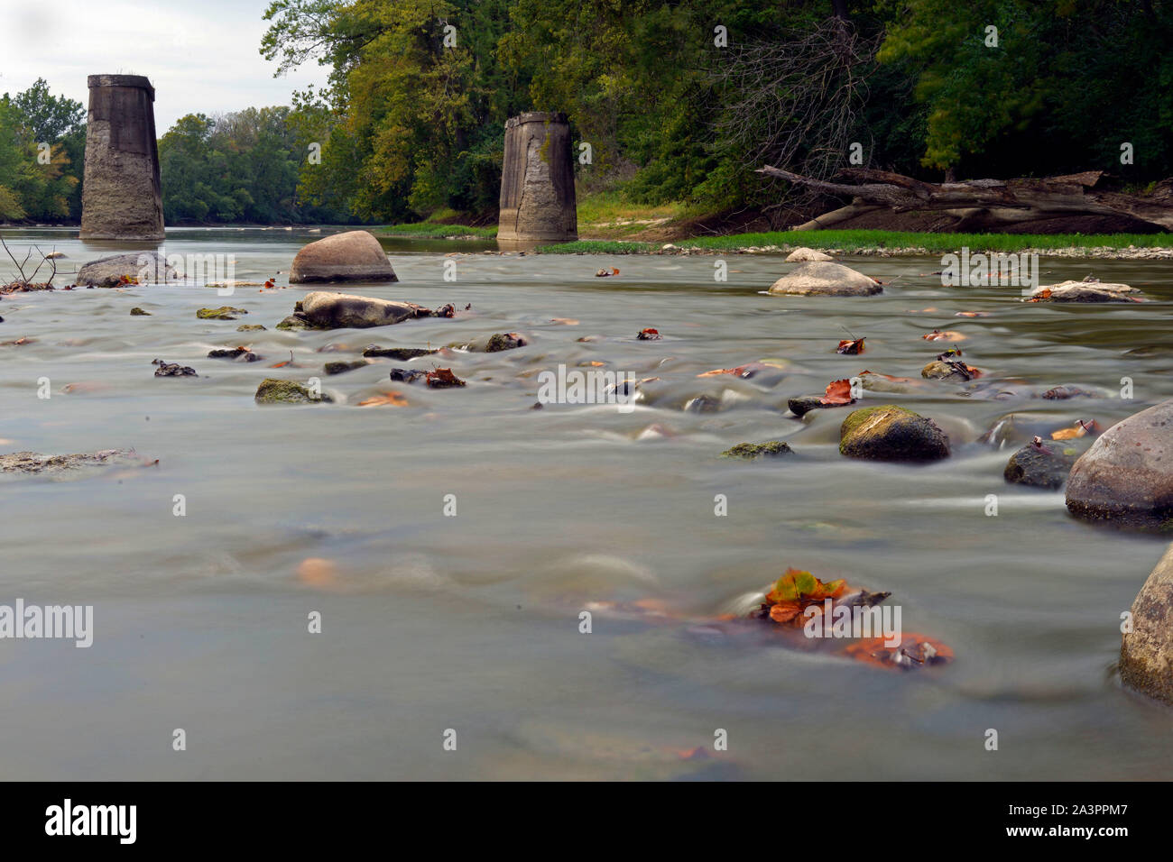 Une longue exposition de la Wabash river qui traverse les roches et les ruines d'un ancien pont ferroviaire Banque D'Images