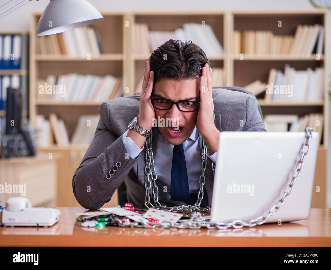 Jeune Homme D Une Dependance Aux Cartes De Jeu En Ligne Jouer Au Bureau Photo Stock Alamy