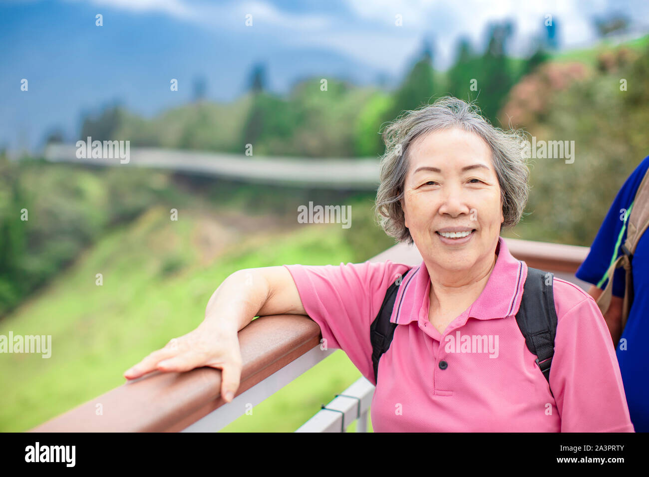 Asian Senior femme randonnée dans le parc de montagne Banque D'Images