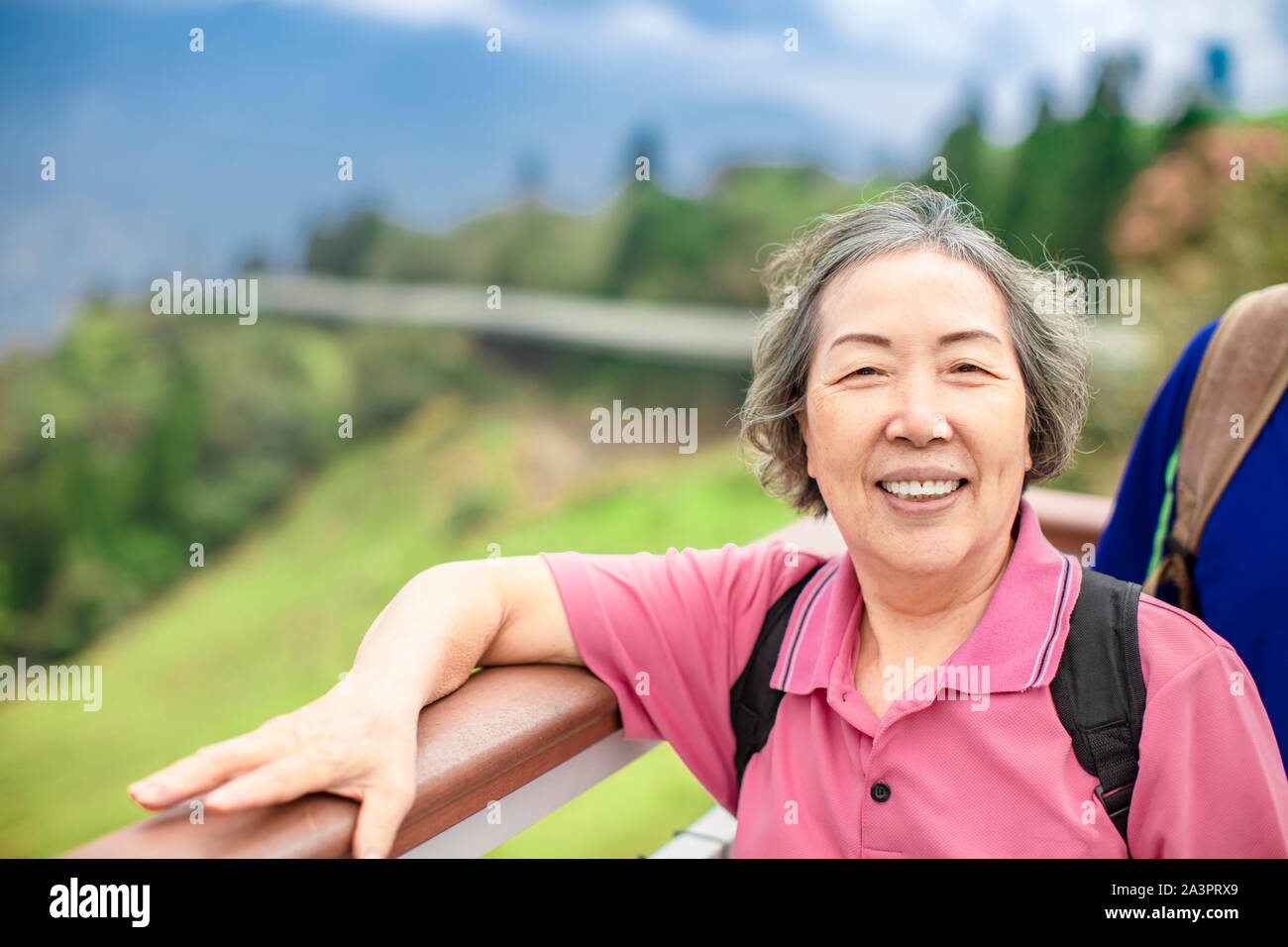 Asian Senior femme randonnée dans le parc de montagne Banque D'Images