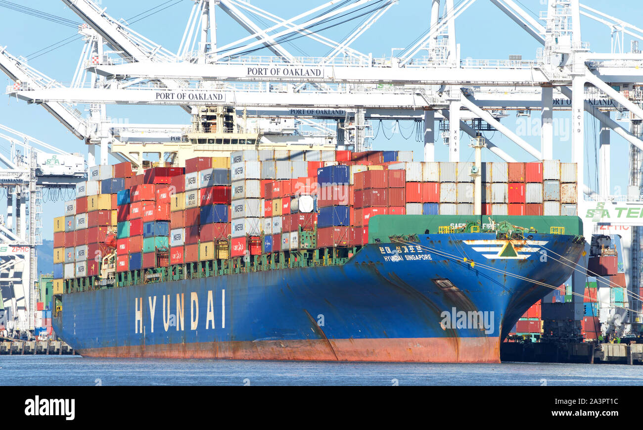 Oakland, CA - Février 05, 2019 : HYUNDAI Cargo Singapour chargement au port d'Oakland. Hyundai Merchant Marine est le est le 15e grand Banque D'Images