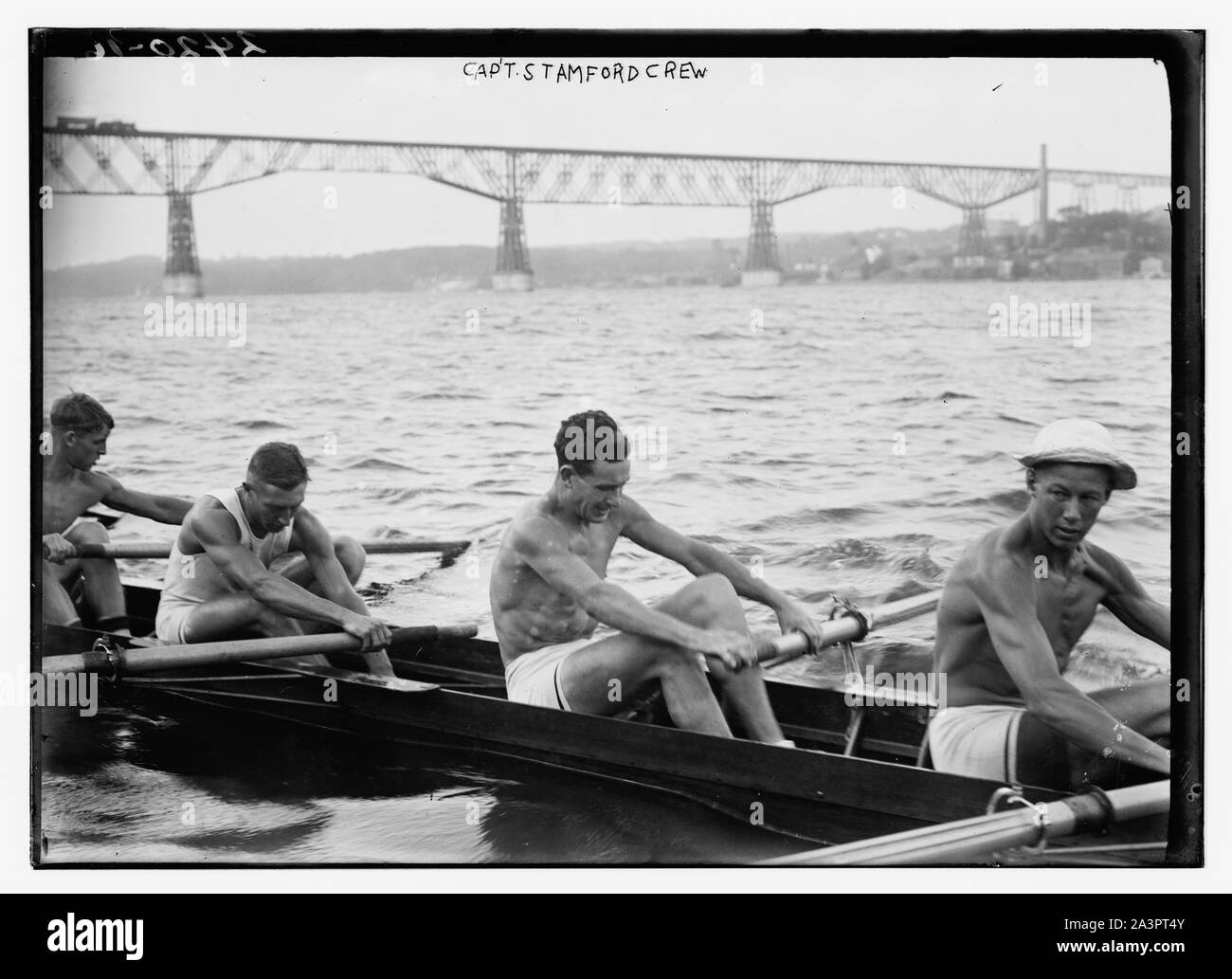 L'équipage de l'Université de Stanford de l'aviron sur la rivière Hudson à Poughkeepsie Bridge, New York, en arrière-plan Banque D'Images