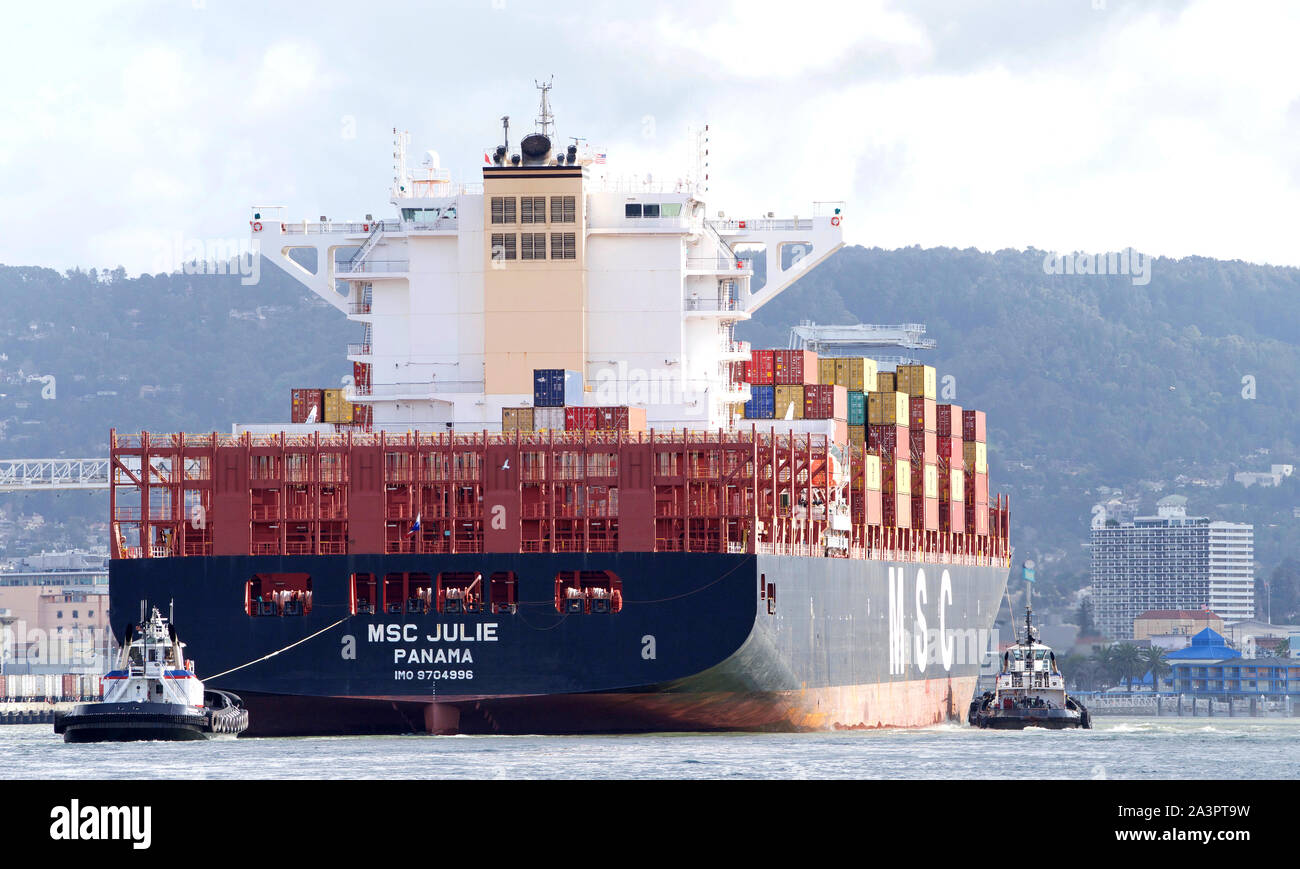 Oakland, CA - 15 Février 2019 : Cargo MSC JULIE entrant dans le port d'Oakland, le cinquième port des États-Unis. Banque D'Images