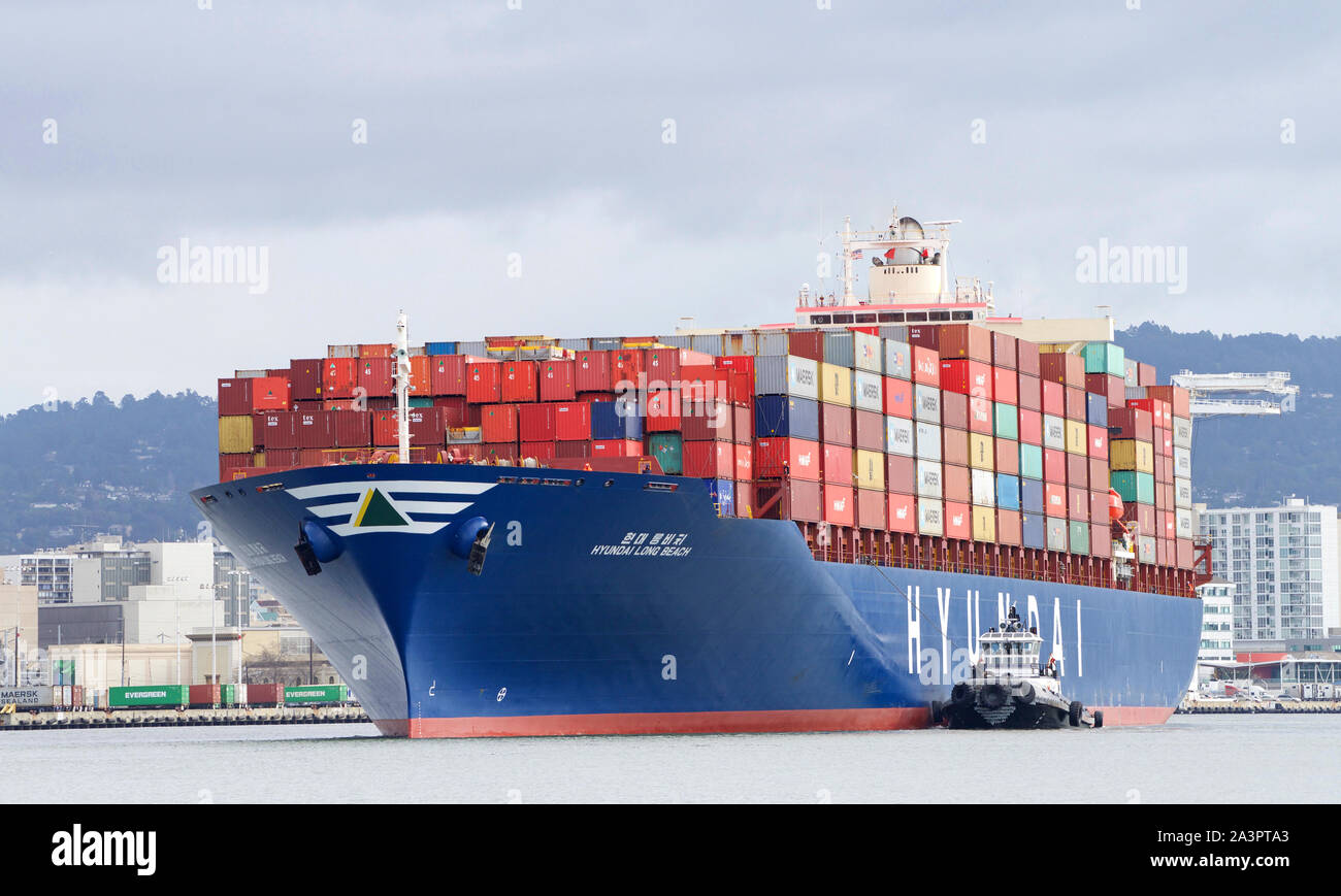 Oakland, CA - 15 Février 2019 : HYUNDAI Cargo LONG BEACH au départ le Port d'Oakland, le cinquième port des États-Unis. Banque D'Images