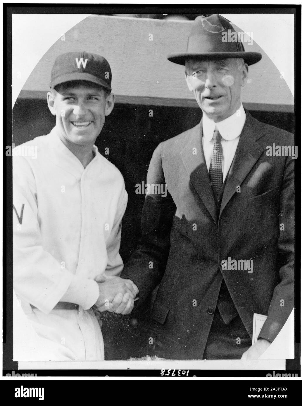Stanley Harris et Conny [sic] Mack. Les gestionnaires les plus âgés et les plus jeunes de la ligue Banque D'Images