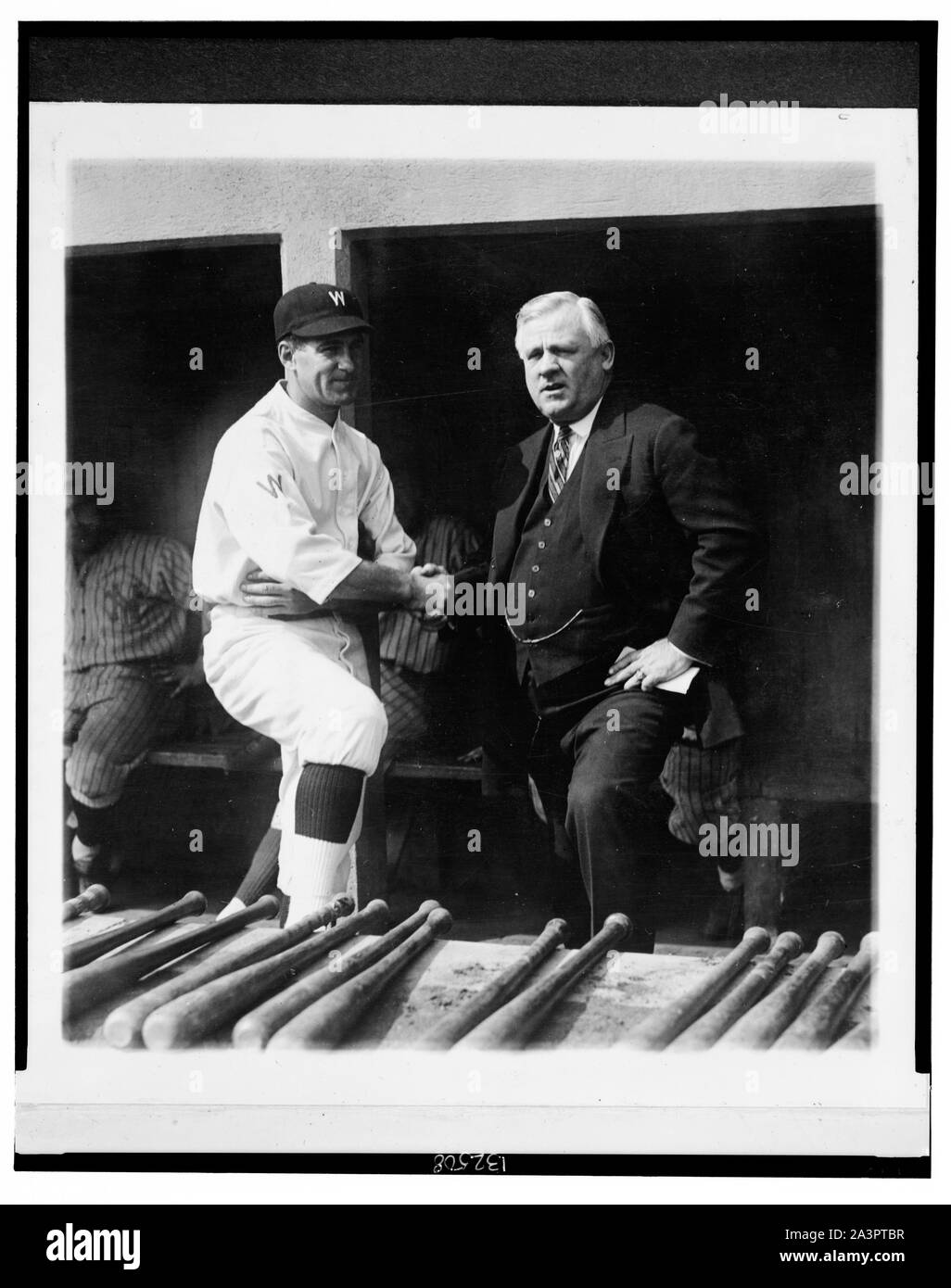 Stanley Harris, directeur de l'équipe de Washington, et John McGraw, gestionnaire de la Nouvelle York énorme, se serrent la main avant le grand combat pour la Série mondiale Banque D'Images