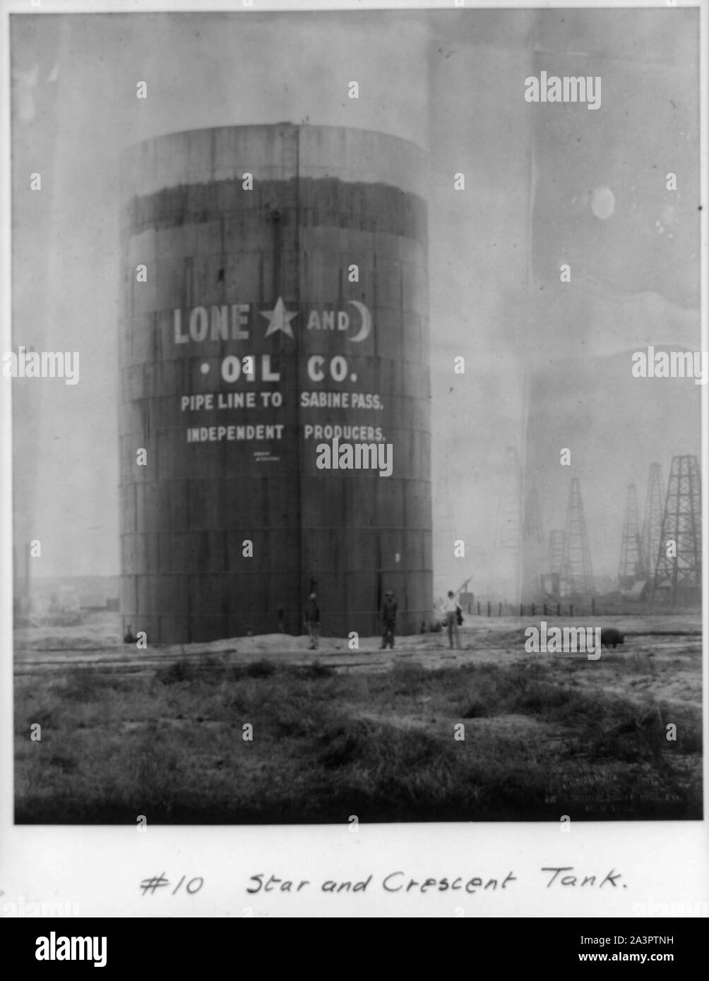 Star et réservoir croissant [Spindletop, Beaumont, Port Arthur, et environs, Texas - l'industrie du pétrole]. Banque D'Images