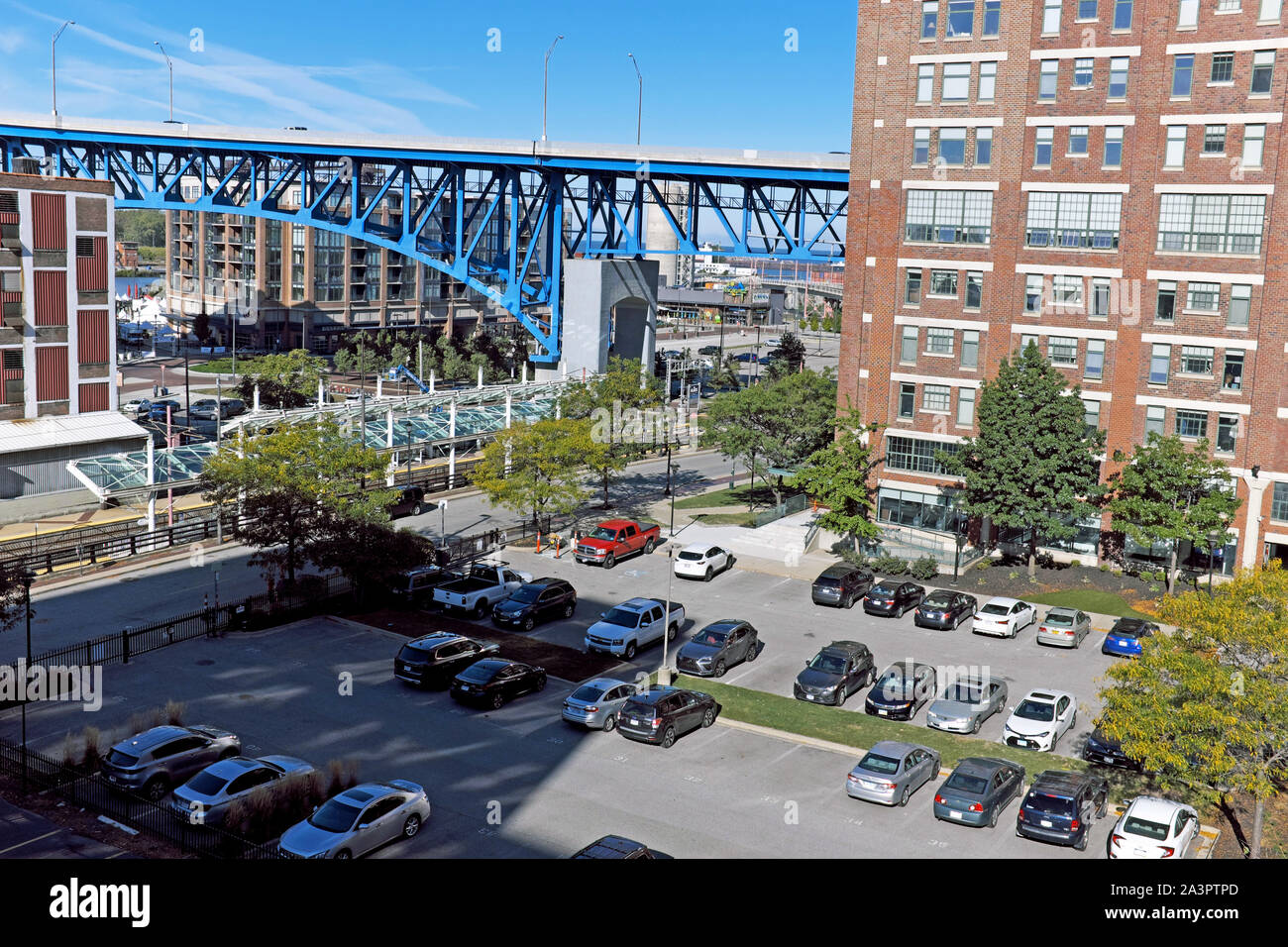 Une vue partielle de la rive est de l'Appartements avec le Pont de l'avenue principale, un pont en treillis cantilever, traversant la rivière Cuyahoga à Cleveland, Ohio. Banque D'Images