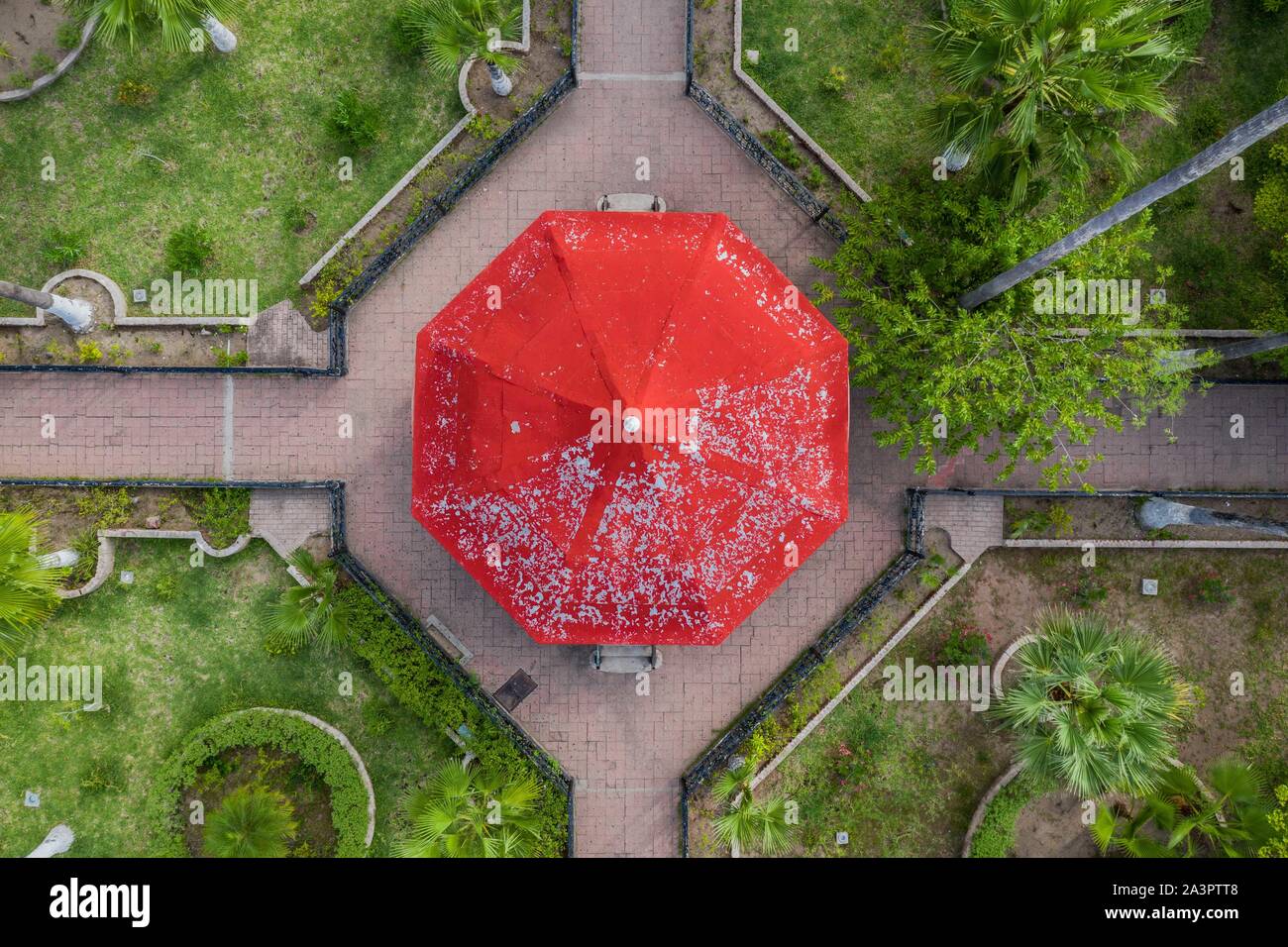 Alamos Sonora au Mexique, vue aérienne, kiosque Kiosque dans le centre de la ville magique, la place principale. Real de Los Alamos ou Frayles. La ville de villa mexicaine portal.arboles, parque, couleur naranja, couleur vert, Cruz, octagomo greometria, OCHO, lados, arbres, parc, orange, vert, croix, octogone, greometry, huit côtés. © (© Photo : LuisGutierrez NortePhoto.com) / Alamos Sonora Mexico, vista aerea kiosco, kiosko en el centro del Pueblo magico, la plaza de Armas. Real de Los Álamos o de los Frayles. villa mexicana. La Ciudad de los Portales. © (© Photo:/ NortePhoto.com) LuisGutierrez Banque D'Images