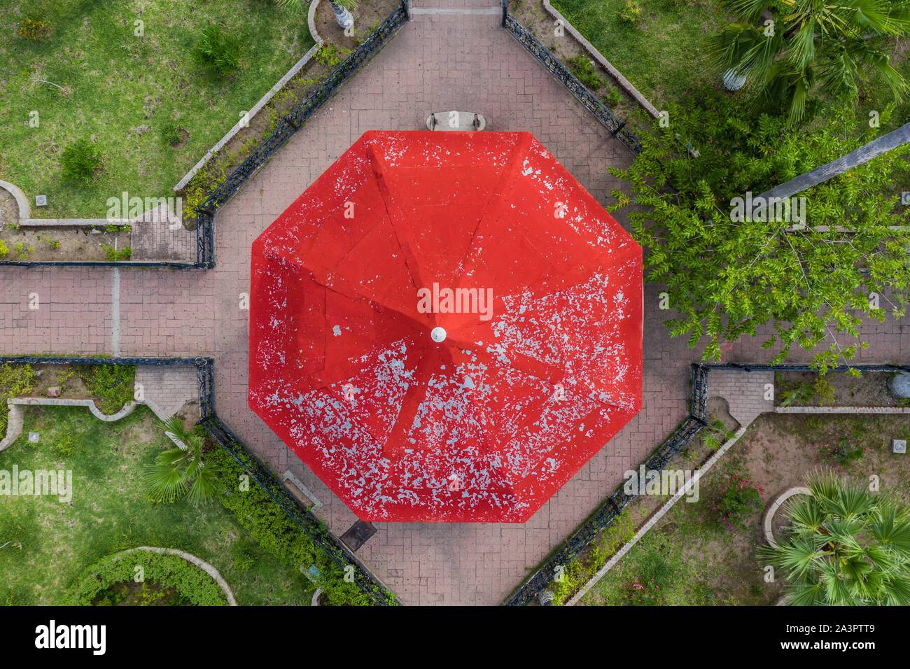 Alamos Sonora au Mexique, vue aérienne, kiosque Kiosque dans le centre de la ville magique, la place principale. Real de Los Alamos ou Frayles. La ville de villa mexicaine portal.arboles, parque, couleur naranja, couleur vert, Cruz, octagomo greometria, OCHO, lados, arbres, parc, orange, vert, croix, octogone, greometry, huit côtés. © (© Photo : LuisGutierrez NortePhoto.com) / Alamos Sonora Mexico, vista aerea kiosco, kiosko en el centro del Pueblo magico, la plaza de Armas. Real de Los Álamos o de los Frayles. villa mexicana. La Ciudad de los Portales. © (© Photo:/ NortePhoto.com) LuisGutierrez Banque D'Images