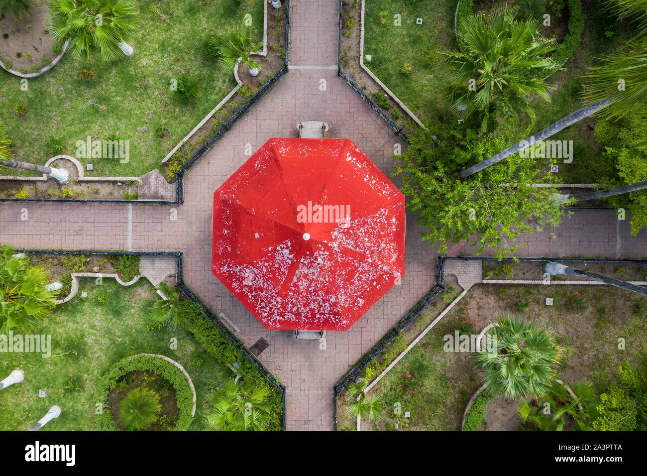 Alamos Sonora au Mexique, vue aérienne, kiosque Kiosque dans le centre de la ville magique, la place principale. Real de Los Alamos ou Frayles. La ville de villa mexicaine portal.arboles, parque, couleur naranja, couleur vert, Cruz, octagomo greometria, OCHO, lados, arbres, parc, orange, vert, croix, octogone, greometry, huit côtés. © (© Photo : LuisGutierrez NortePhoto.com) / Alamos Sonora Mexico, vista aerea kiosco, kiosko en el centro del Pueblo magico, la plaza de Armas. Real de Los Álamos o de los Frayles. villa mexicana. La Ciudad de los Portales. © (© Photo:/ NortePhoto.com) LuisGutierrez Banque D'Images