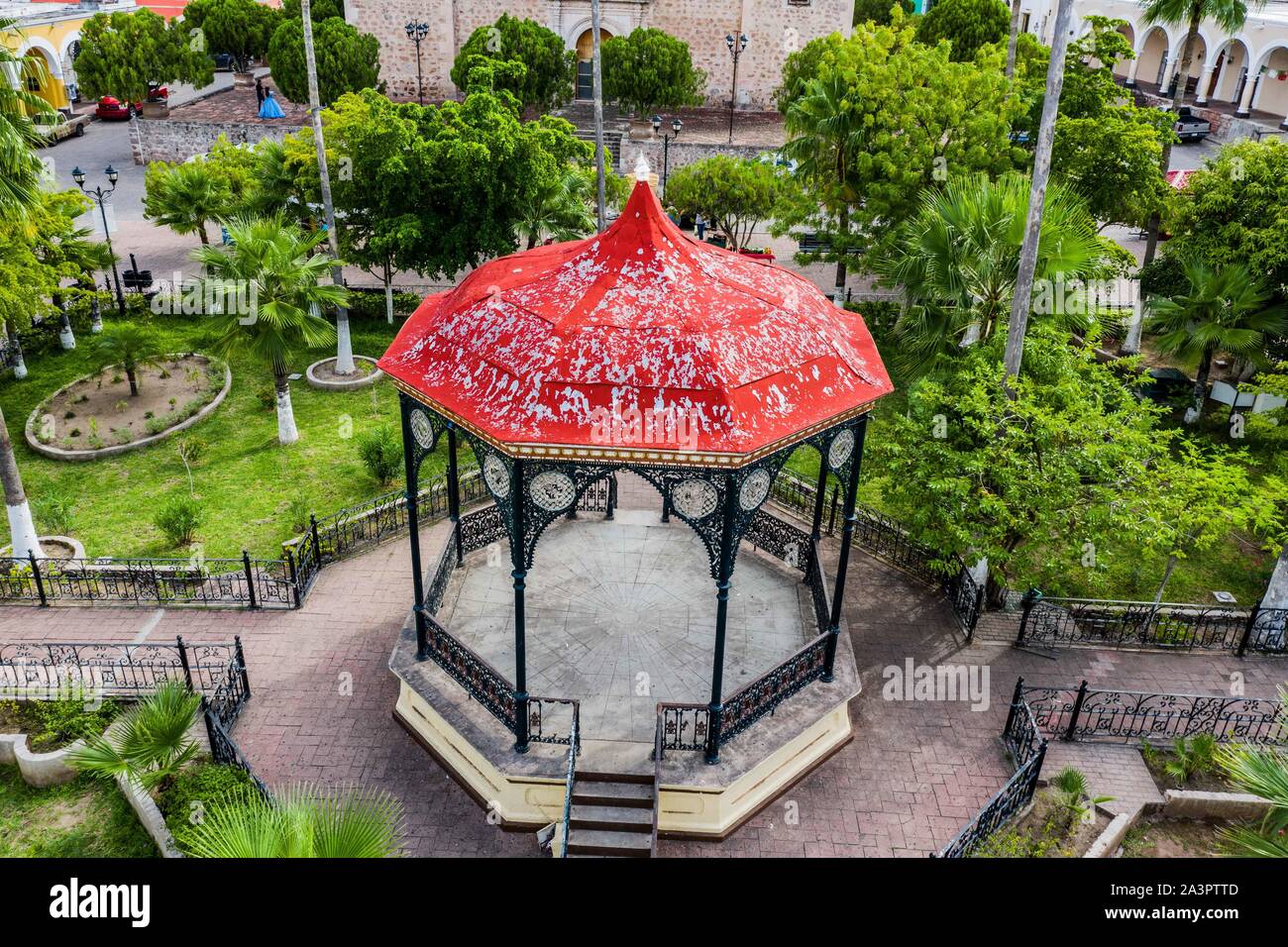 Alamos Sonora au Mexique, vue aérienne, kiosque Kiosque dans le centre de la ville magique, la place principale. Real de Los Alamos ou Frayles. La ville de villa mexicaine portal.arboles, parque, couleur naranja, couleur vert, Cruz, octagomo greometria, OCHO, lados, arbres, parc, orange, vert, croix, octogone, greometry, huit côtés. © (© Photo : LuisGutierrez NortePhoto.com) / Alamos Sonora Mexico, vista aerea kiosco, kiosko en el centro del Pueblo magico, la plaza de Armas. Real de Los Álamos o de los Frayles. villa mexicana. La Ciudad de los Portales. © (© Photo:/ NortePhoto.com) LuisGutierrez Banque D'Images
