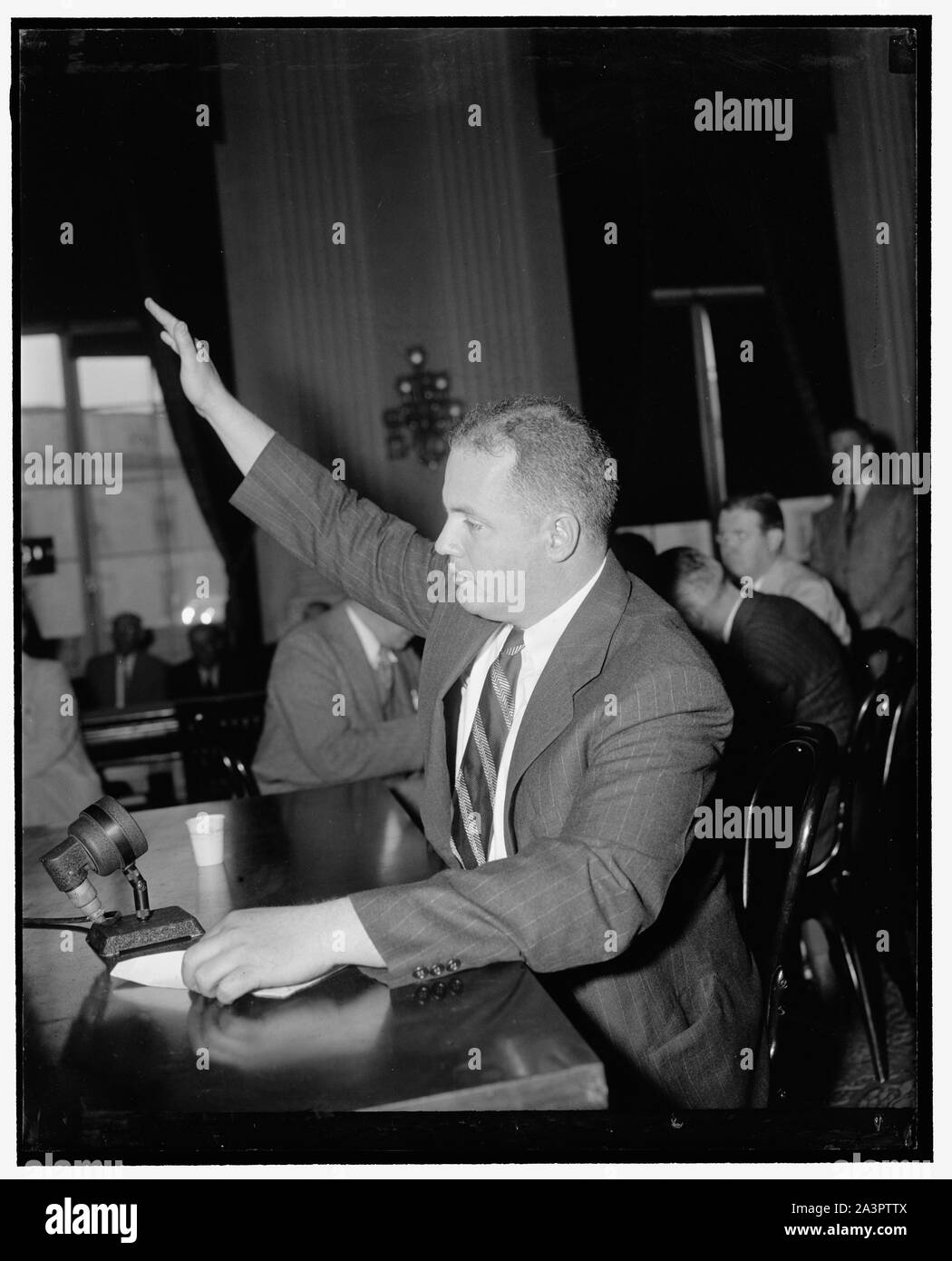 Témoin devant le Comité Star meurt. Washington, D.C., le 22 mai. Dudley P. Gilbert, New York mondain, qui a été un ange pour financière nationale anti-infiltration sémite et mouvement anti-communiste, a déclaré aujourd'hui le Dies Comité chargé d'enquêter sur les activités antiaméricaines que le peuple américain va "augmenter dans certaines officier américain du type Franco' si une révolution "rouge" est d'être évitée Banque D'Images
