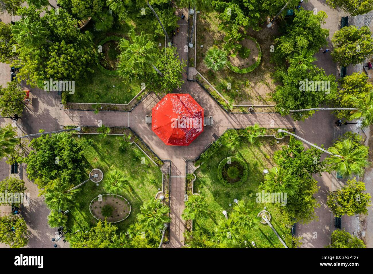 Alamos Sonora au Mexique, vue aérienne, kiosque Kiosque dans le centre de la ville magique, la place principale. Real de Los Alamos ou Frayles. La ville de villa mexicaine portal.arboles, parque, couleur naranja, couleur vert, Cruz, octagomo greometria, OCHO, lados, arbres, parc, orange, vert, croix, octogone, greometry, huit côtés. © (© Photo : LuisGutierrez NortePhoto.com) / Alamos Sonora Mexico, vista aerea kiosco, kiosko en el centro del Pueblo magico, la plaza de Armas. Real de Los Álamos o de los Frayles. villa mexicana. La Ciudad de los Portales. © (© Photo:/ NortePhoto.com) LuisGutierrez Banque D'Images