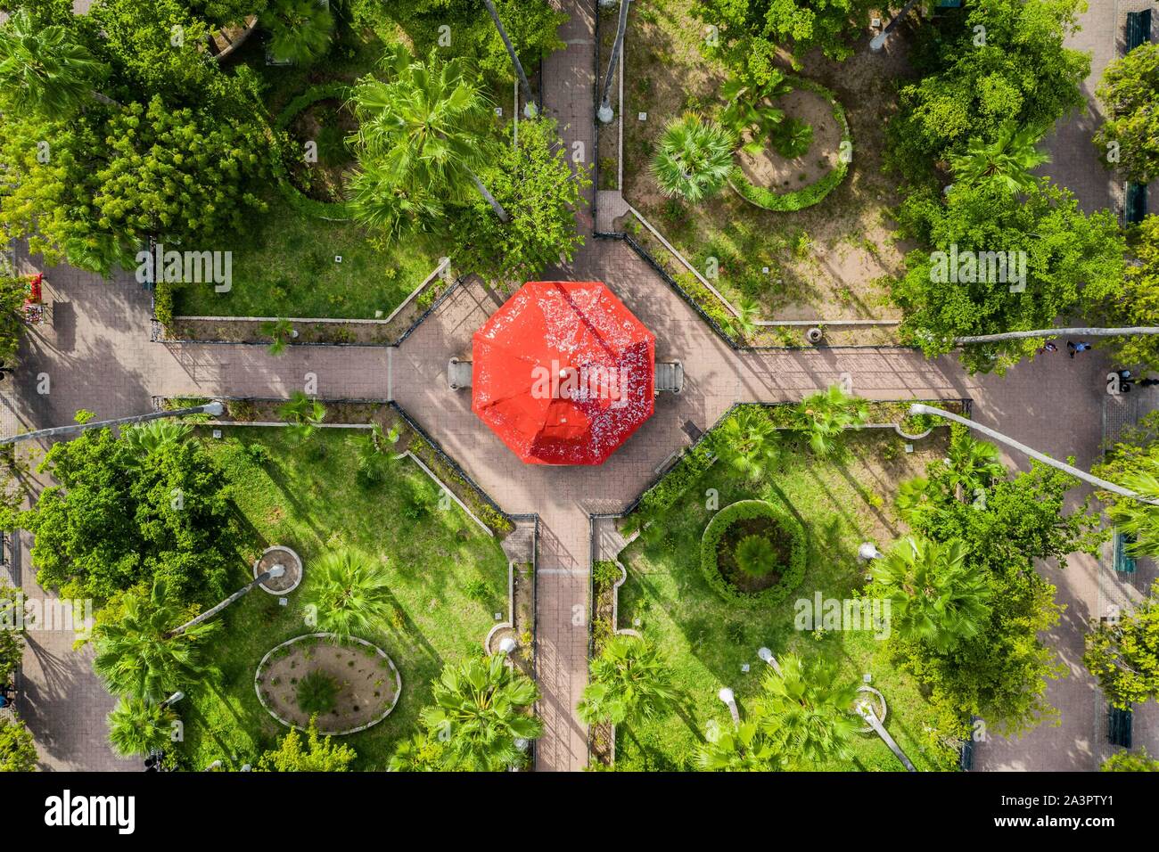 Alamos Sonora au Mexique, vue aérienne, kiosque Kiosque dans le centre de la ville magique, la place principale. Real de Los Alamos ou Frayles. La ville de villa mexicaine portal.arboles, parque, couleur naranja, couleur vert, Cruz, octagomo greometria, OCHO, lados, arbres, parc, orange, vert, croix, octogone, greometry, huit côtés. © (© Photo : LuisGutierrez NortePhoto.com) / Alamos Sonora Mexico, vista aerea kiosco, kiosko en el centro del Pueblo magico, la plaza de Armas. Real de Los Álamos o de los Frayles. villa mexicana. La Ciudad de los Portales. © (© Photo:/ NortePhoto.com) LuisGutierrez Banque D'Images