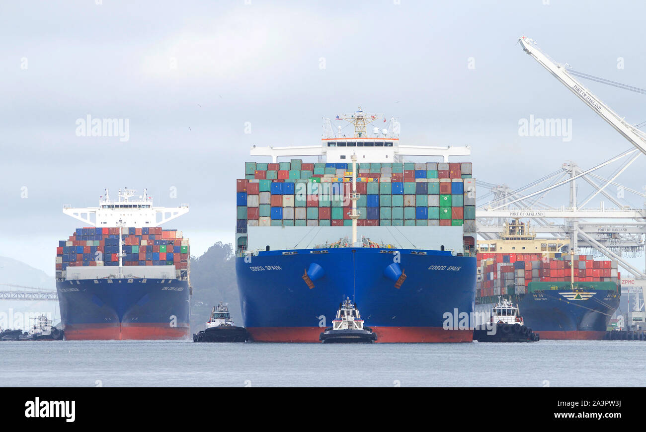 Oakland, CA - le 14 avril 2019 : COSCO Cargo au départ de l'Espagne le Port d'Oakland comme CMA CGM A. manoeuvres LINCOLN dans le port d'Oakland, la cinquième Banque D'Images