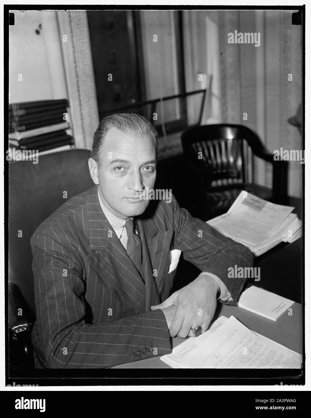 Fonctionnaire du Département d'État. Washington, D.C., le 11 novembre. Une nouvelle photo de Thomas Burke informel, Chef, Division des communications internationales, Ministère d'État Banque D'Images