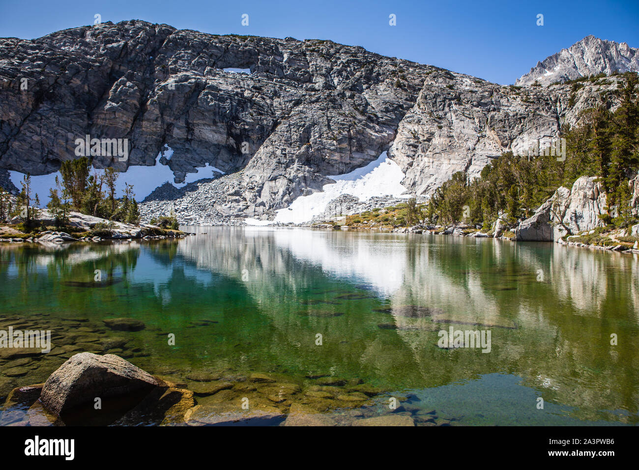La neige l'hiver dernier, toujours sur le terrain en septembre 2019 chez Gem Lake au large de la piste du col de Morgan dans la partie Est de la Sierra montagnes California USA Banque D'Images