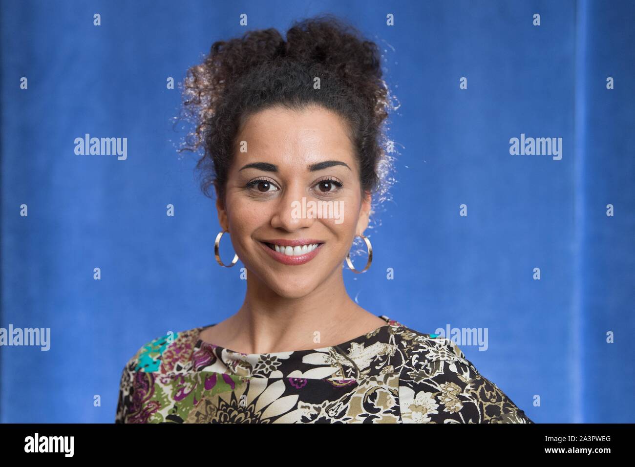 Dresde, Allemagne. 09Th Oct, 2019. Nadja Benaissa, ancien chanteur du groupe allemand fille pas des anges, s'élève face à un rideau bleu dans le théâtre de boulevard. Benaissa est un nouveau membre de la Dresde a capella-medlz bande. Credit : Sebastian Kahnert/dpa-Zentralbild/dpa/Alamy Live News Banque D'Images