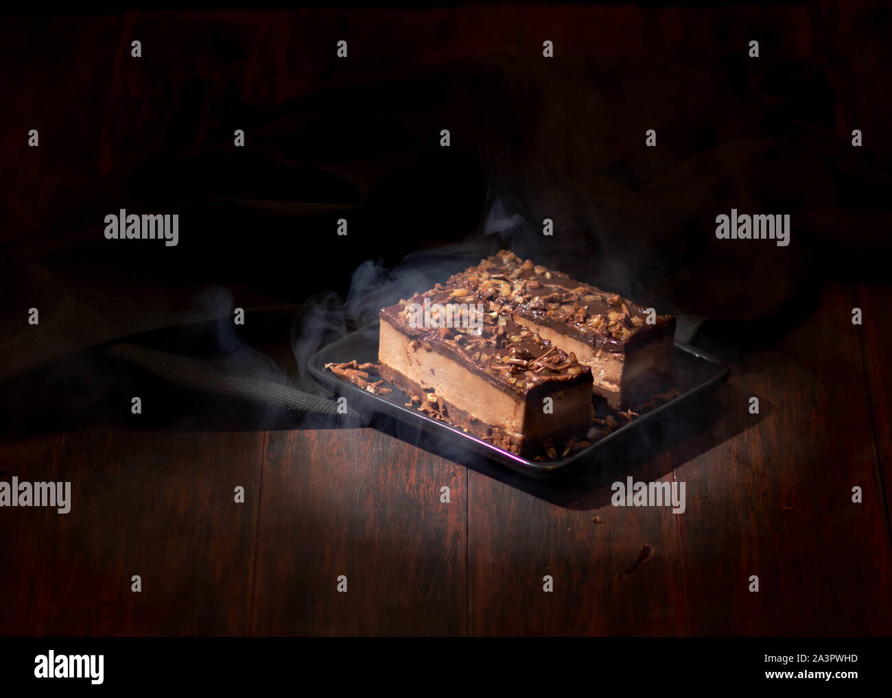 Mousse au chocolat isolé dans un contexte sombre et fumé Banque D'Images