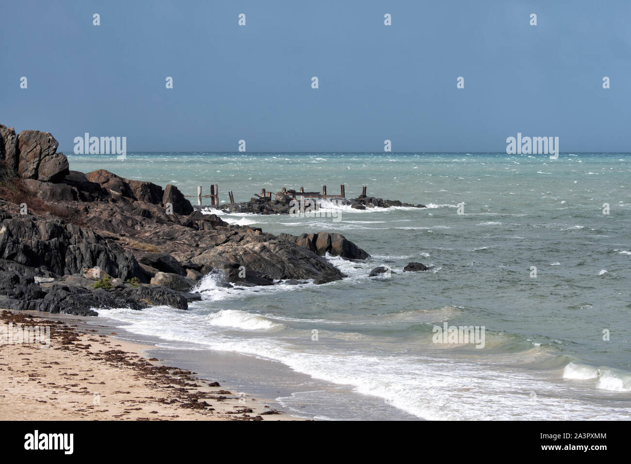 Mer agitée et côte rocheuse à Archer Point, près de Cooktown, Far North Queensland, Queensland, Australie, FNQ Banque D'Images