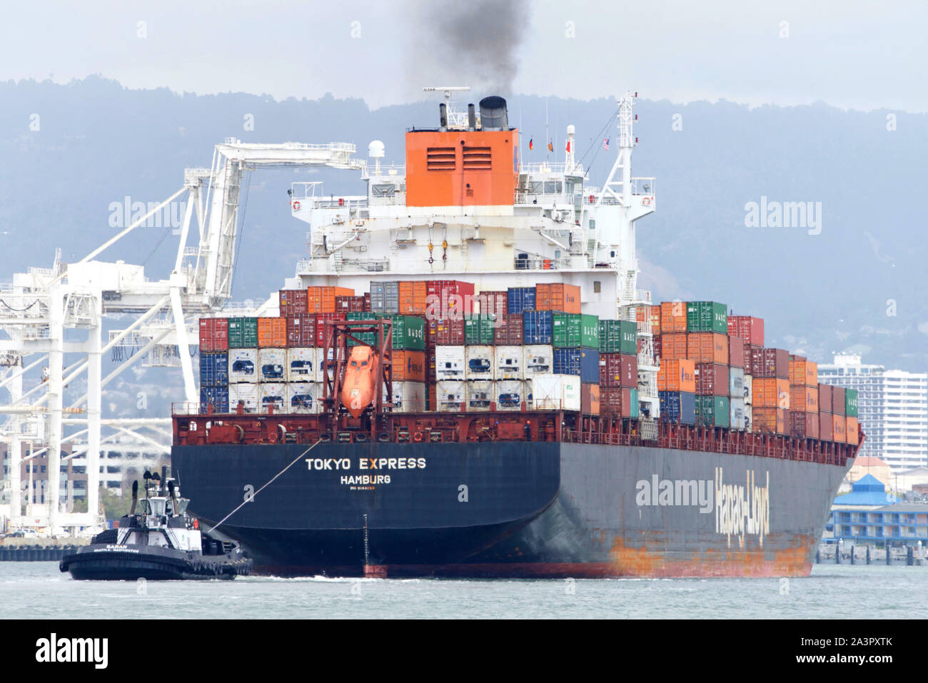 Oakland, CA - Juillet 08, 2019 : TOKYO EXPRESS Cargo entrant dans le port d'Oakland. Hapag-Lloyd AG est le cinquième plus grand transporteur de conteneurs en t Banque D'Images